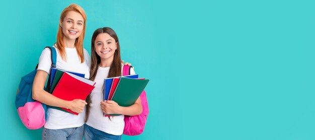 Madre e hija niño banner copia espacio fondo aislado amistad regreso a la escuela infancia