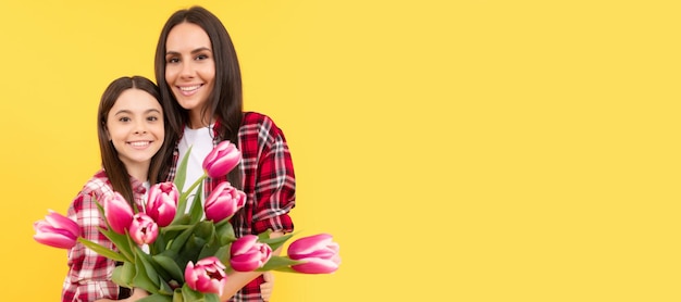 Madre e hija niño banner copia espacio fondo aislado feliz día de la madre y la mujer