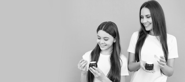 Madre e hija niño banner copia espacio fondo aislado feliz madre e hija mantenga