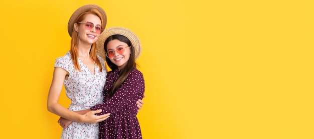 Madre e hija niño banner copia espacio fondo aislado feliz madre e hija en sombrero de paja sobre fondo amarillo