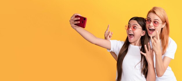 Madre e hija niño banner copia espacio fondo aislado madre e hija vlogueando en línea