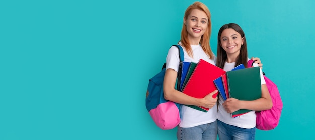 Madre e hija niño banner copia espacio fondo aislado regreso a la escuela educación infantil