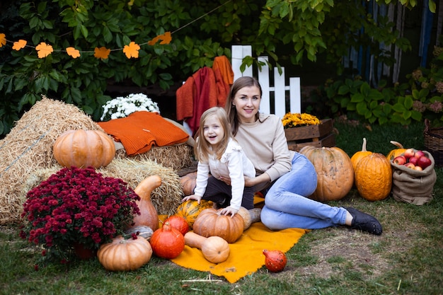 Madre e hija en otoño de fondo