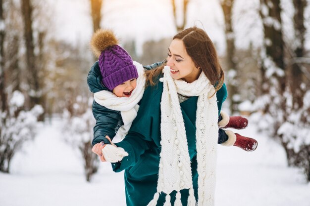 Madre e hija en el parque de invierno