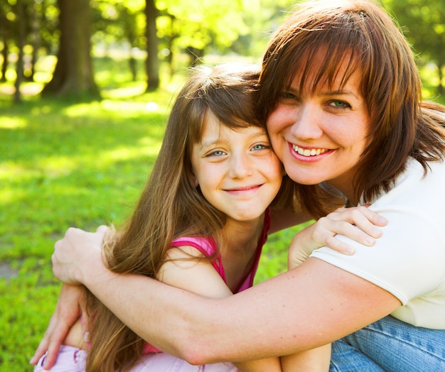 Madre e hija en el parque