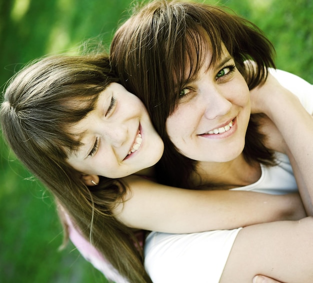 Madre e hija en el parque