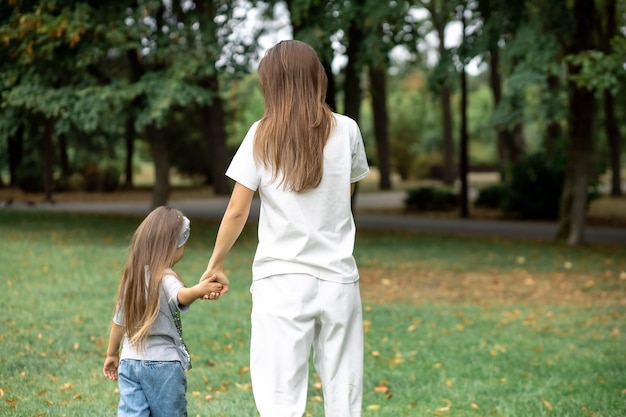 Madre e hija en el parque