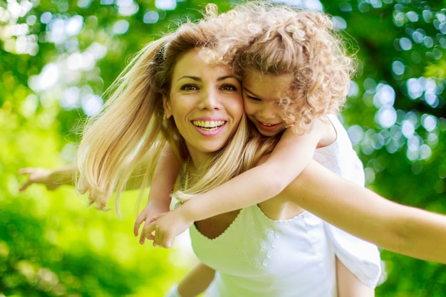 Madre e hija en el parque