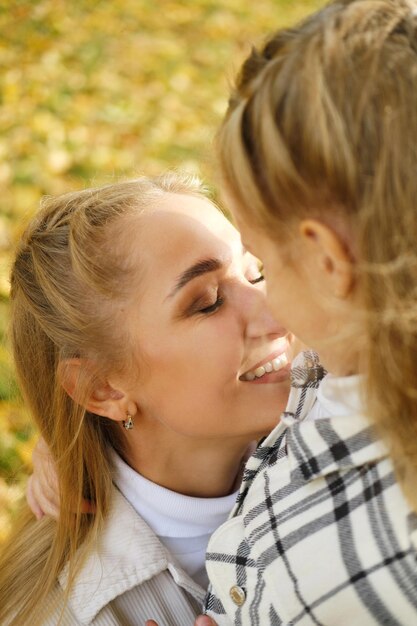 Foto madre e hija pasan tiempo juntas en el parque de otoño