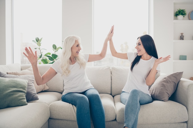 madre e hija pasando tiempo juntas