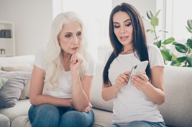 madre e hija pasando tiempo juntas