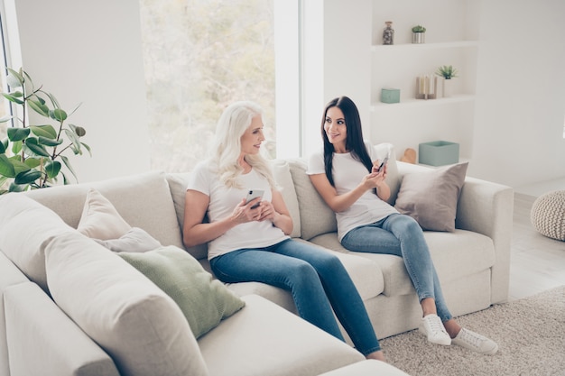 madre e hija pasando tiempo juntas