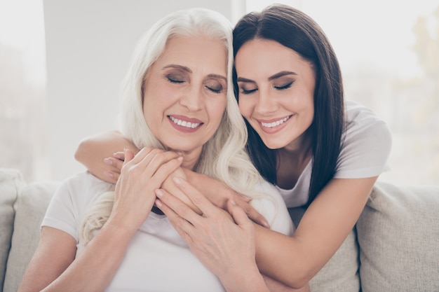 madre e hija pasando tiempo juntas