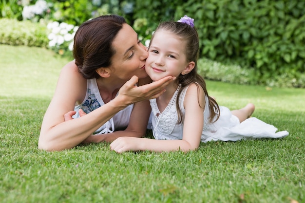 Madre e hija pasando tiempo