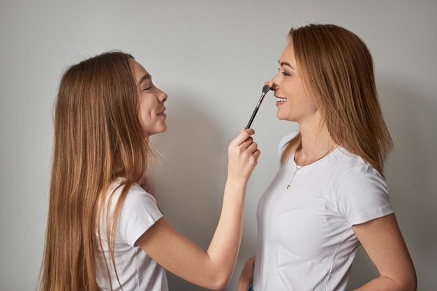 Madre e hija pasándolo bien juntas