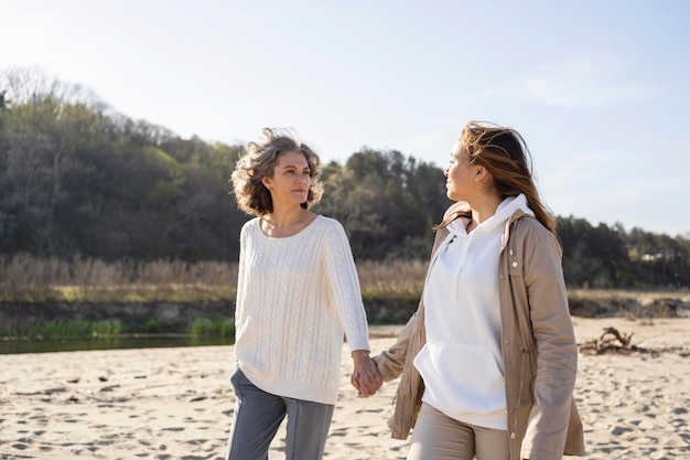 Madre e hija, pasar tiempo juntos en la playa.