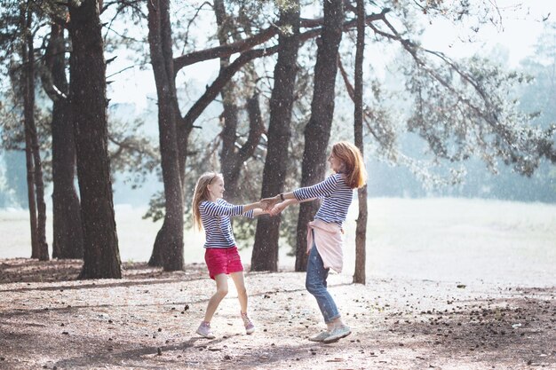 Madre e hija de paseo