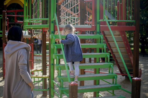 Madre e hija en el patio de recreo