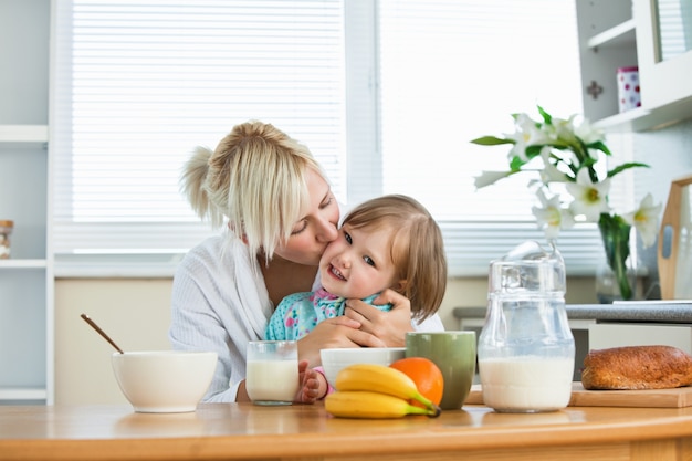 Madre e hija pequeña desayunando