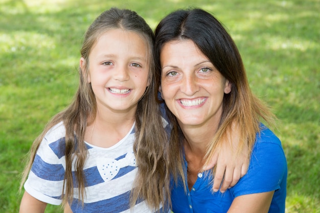 Madre e hija pequeña jugando juntos en un parque