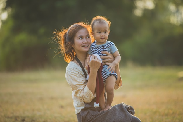 Madre e hija pequeña jugando juntos en un parque