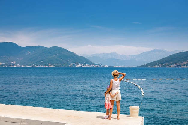 Madre e hija pequeña de vacaciones