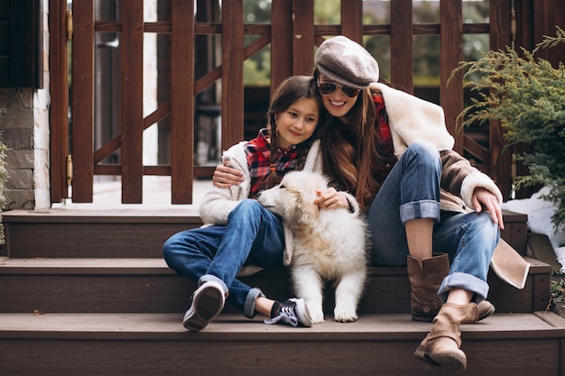 Madre e hija con perro afuera