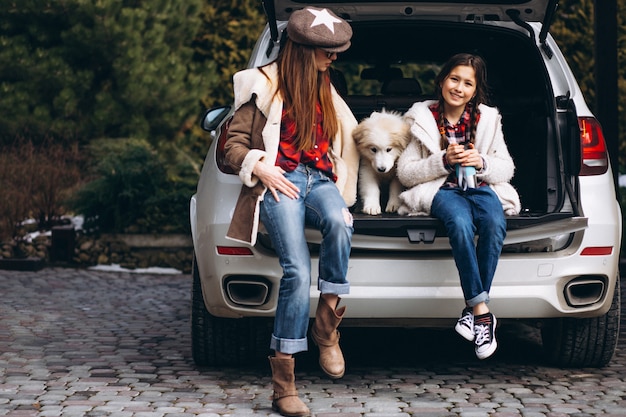 Madre e hija con perro