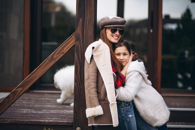 Madre e hija con perro