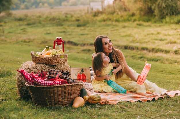 madre e hija en picnic