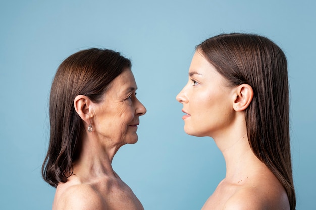 Madre e hija de pie frente a frente