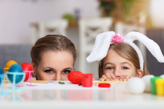 madre e hija, pintura, huevos de pascua, en casa