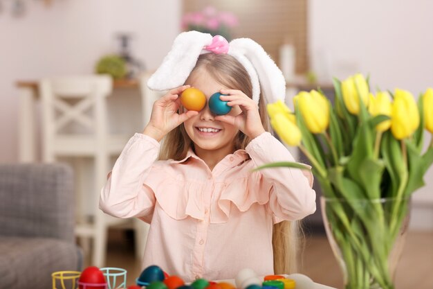 madre e hija, pintura, huevos de pascua, en casa