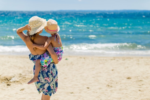 Madre e hija en la playa