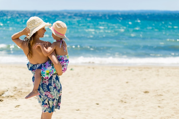 Madre e hija en la playa