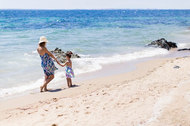 Madre e hija en la playa