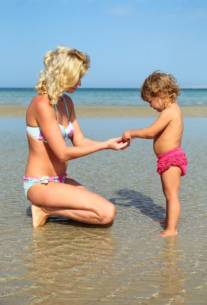 Madre e hija, en la playa