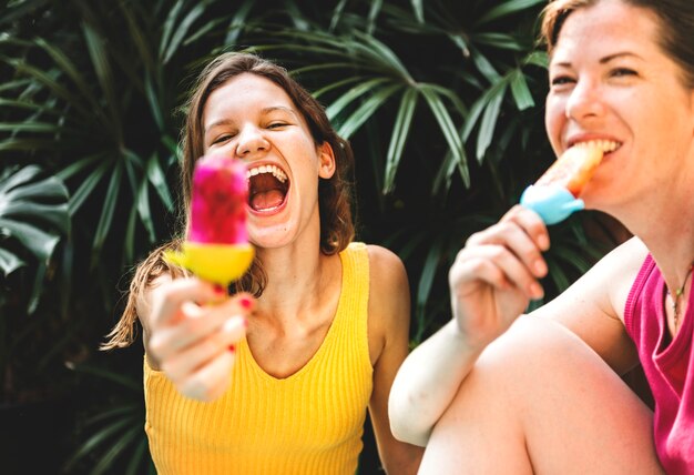 Foto madre e hija con posículos