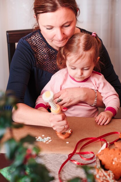 Foto madre e hija preparando galletas de pan de jengibre en casa