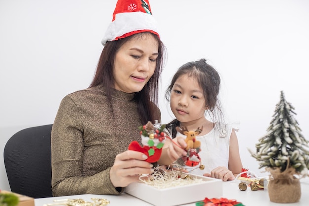 Madre e hija preparando regalos para el concepto de vacaciones de Navidad y Año Nuevo