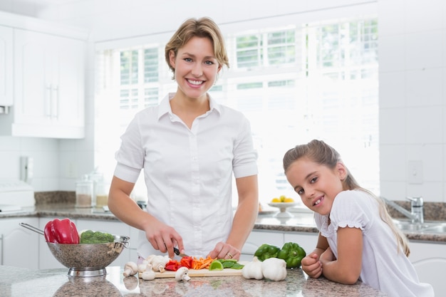 Madre e hija preparando verduras