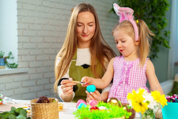 Madre e hija preparándose para la celebración de Pascua