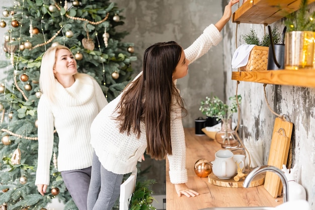 madre e hija preparándose para la navidad.