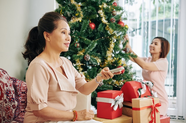 Madre e hija preparándose para vacaciones