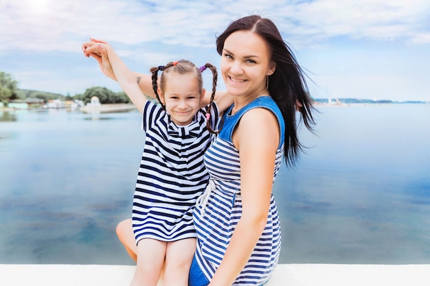 Madre e hija relajándose en el lago