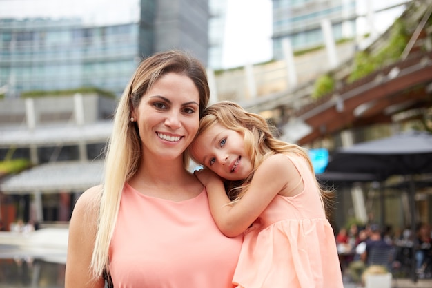 Madre e hija se ríen sinceramente. Estilismo familiar, verdaderas emociones, buen día.