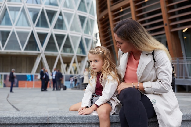 Madre e hija se ríen sinceramente. Estilismo familiar, verdaderas emociones, buen día.