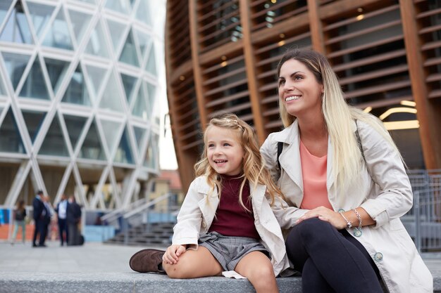 Madre e hija se ríen sinceramente. Estilismo familiar, verdaderas emociones, buen día.