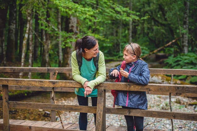 Madre e hija, senderismo en el bosque