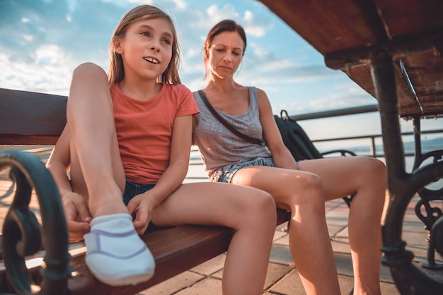 Madre e hija, sentar banco